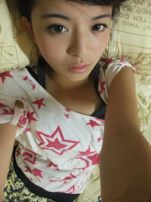 Pretty asian girl so cute and very sexy.
