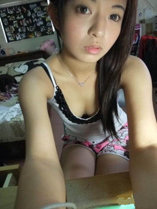 Pretty asian girl so cute and very sexy.