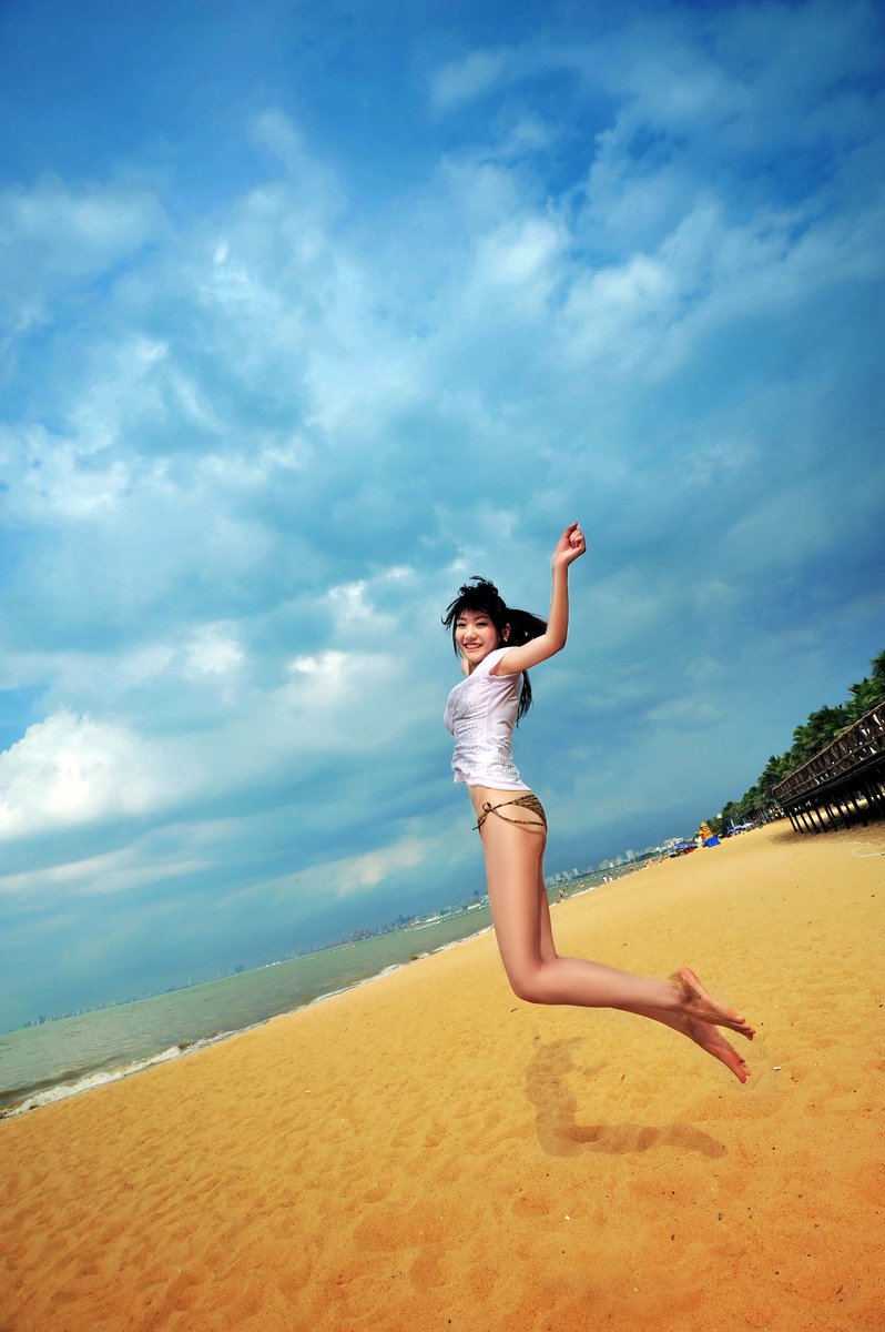Di Bao Bei Meng playing Volleyball with hot bikini on the beach