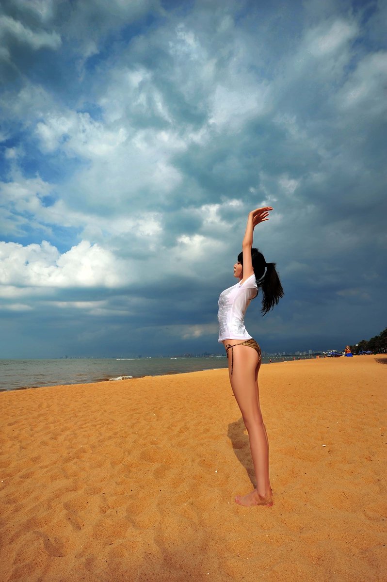 Di Bao Bei Meng playing Volleyball with hot bikini on the beach