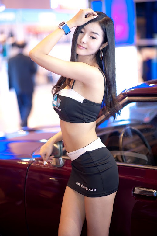 Lee Sung Min Korean Super Star lady with black swimming 