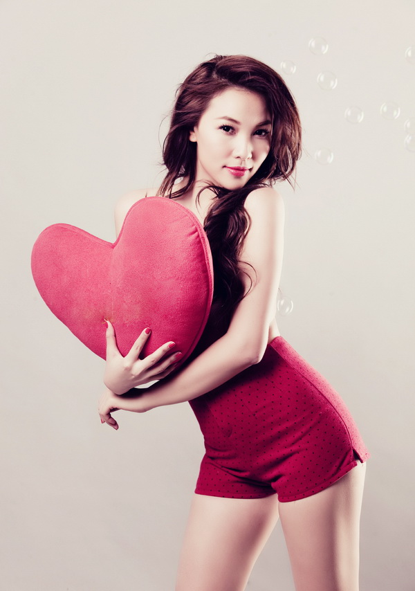Quynh Mail Vietnamese Lady Sexy with Red Heart-shaped pillow