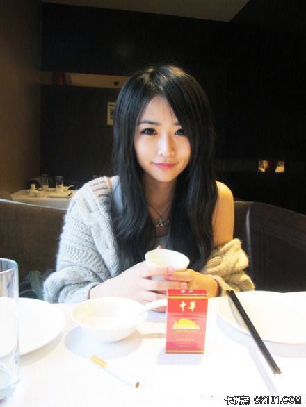 Tai Mei Sexy Asian Lady in Cute Bad-Girl Style Photo