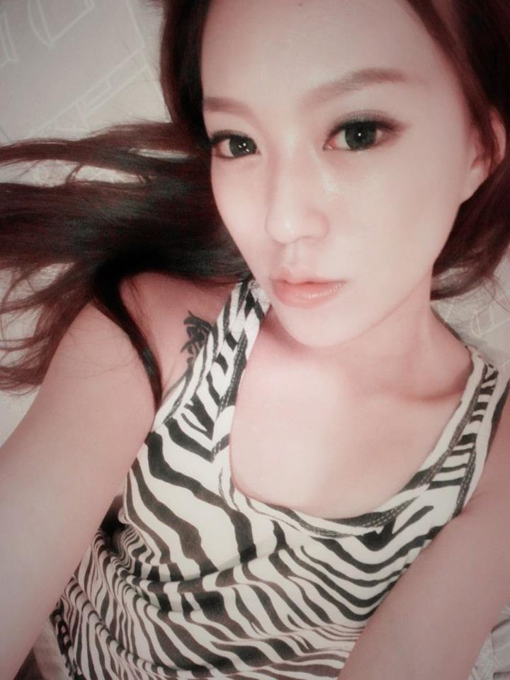 Nadia Wei Sexy Asian Lady Bold Style Lying to The Queen