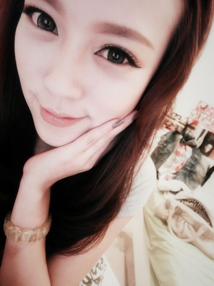 Nadia Wei Sexy Asian Lady Bold Style Lying to The Queen