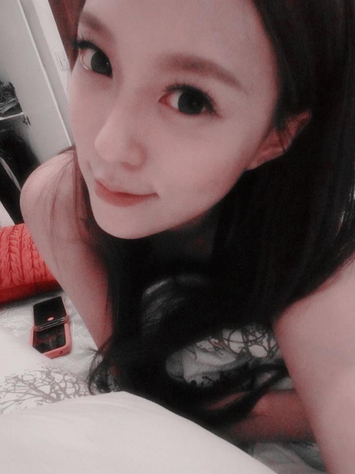 Nadia Wei Sexy Asian Lady Bold Style Lying to The Queen