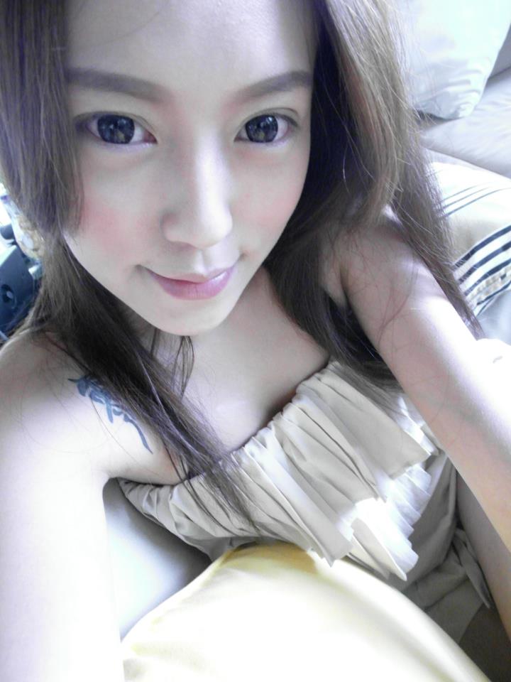 Nadia Wei Sexy Asian Lady Bold Style Lying to The Queen