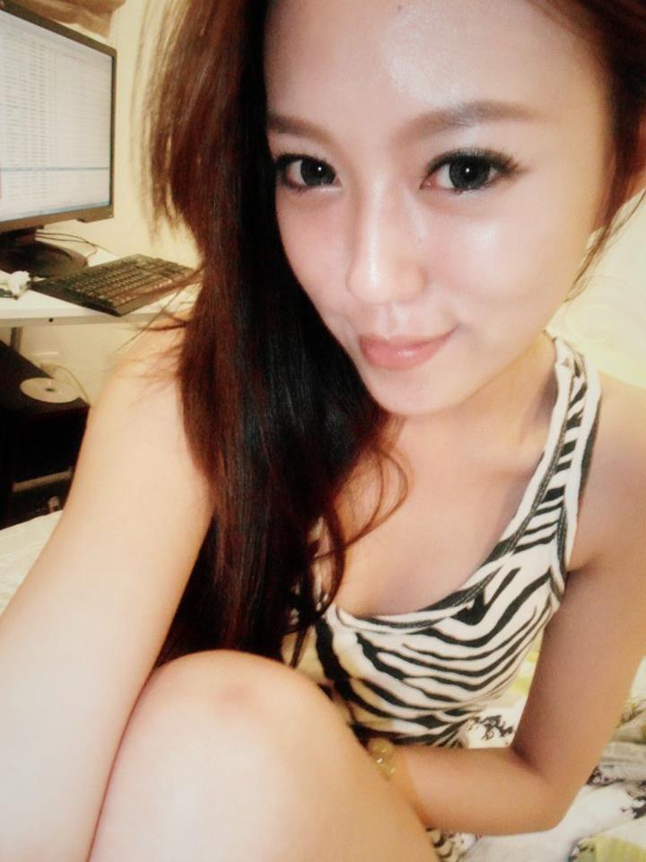 Nadia Wei Sexy Asian Lady Bold Style Lying to The Queen