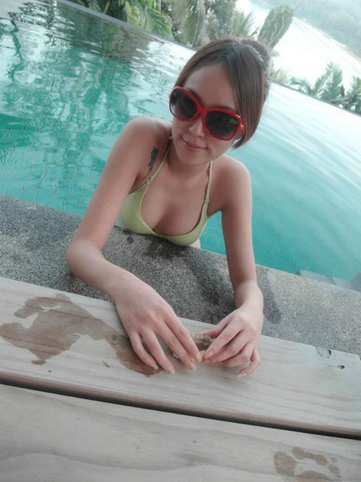 Nadia Wei Sexy Asian Lady Bold Style Lying to The Queen