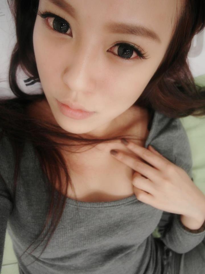 Nadia Wei Sexy Asian Lady Bold Style Lying to The Queen
