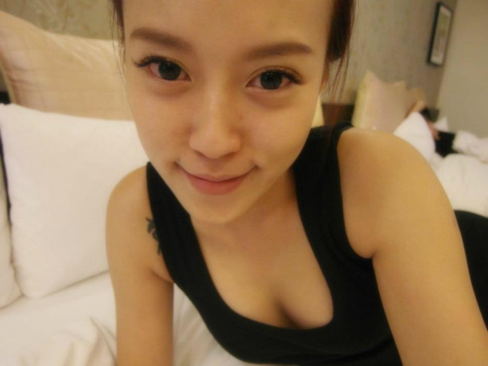 Nadia Wei Sexy Asian Lady Bold Style Lying to The Queen