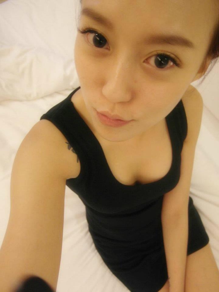 Nadia Wei Sexy Asian Lady Bold Style Lying to The Queen