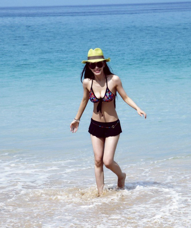 Pan Shuangshuang Pretty Chinese Model Cool Summer Bikini
