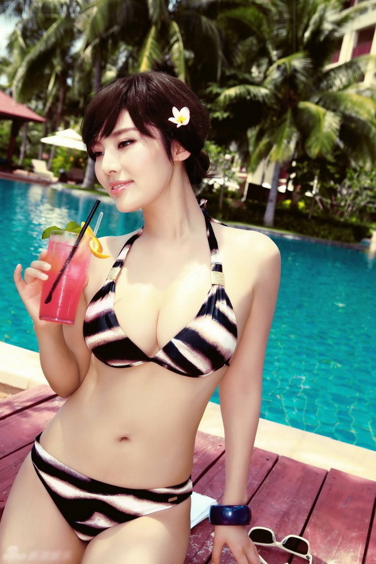 Cute asian lady at the swimming pool