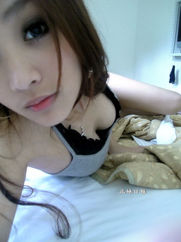 Chiness Gril sexy on bedroom