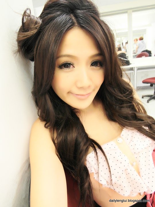 Manaki (Xiao Huya) from Taipei, Taiwan. Bright smile and sexy body.