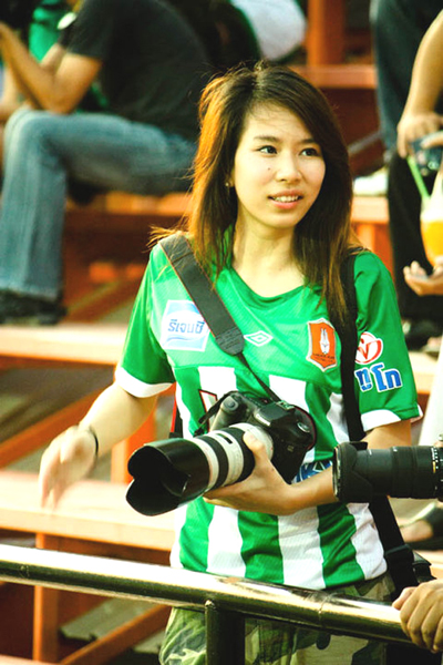 Jan (Chalinee Thirasupa), Camera girl. PR of Bangkok Glass FC