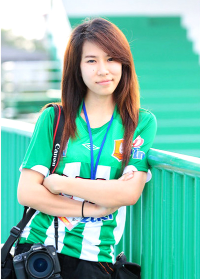 Jan (Chalinee Thirasupa), Camera girl. PR of Bangkok Glass FC