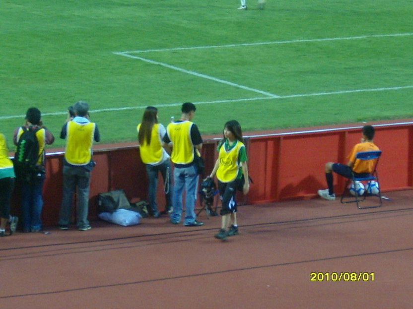 Jan (Chalinee Thirasupa), Camera girl. PR of Bangkok Glass FC