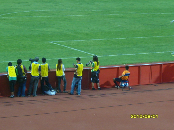 Jan (Chalinee Thirasupa), Camera girl. PR of Bangkok Glass FC