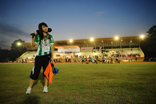Jan (Chalinee Thirasupa), Camera girl. PR of Bangkok Glass FC