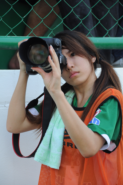 Jan (Chalinee Thirasupa), Camera girl. PR of Bangkok Glass FC