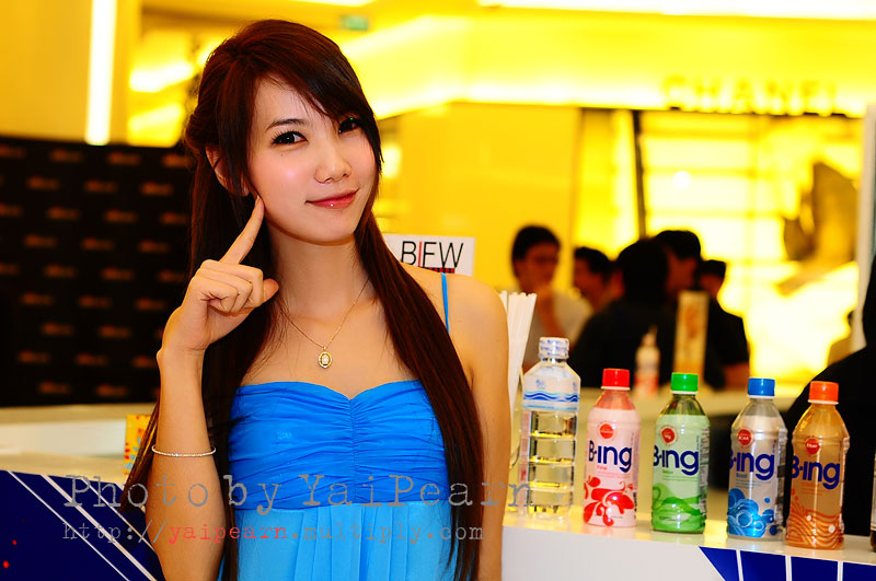 Pretty Thai lady Presentor drinking products