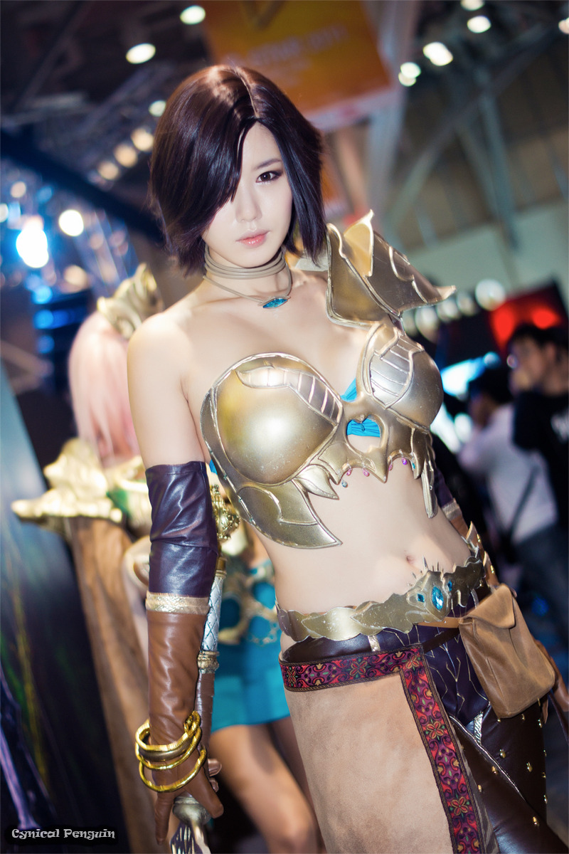 Song Jina with very big armor