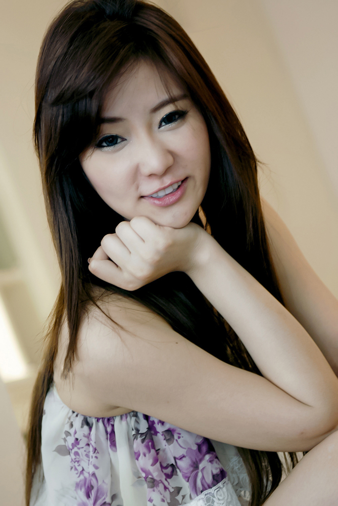 So cute smile asian lady, she so beautiful