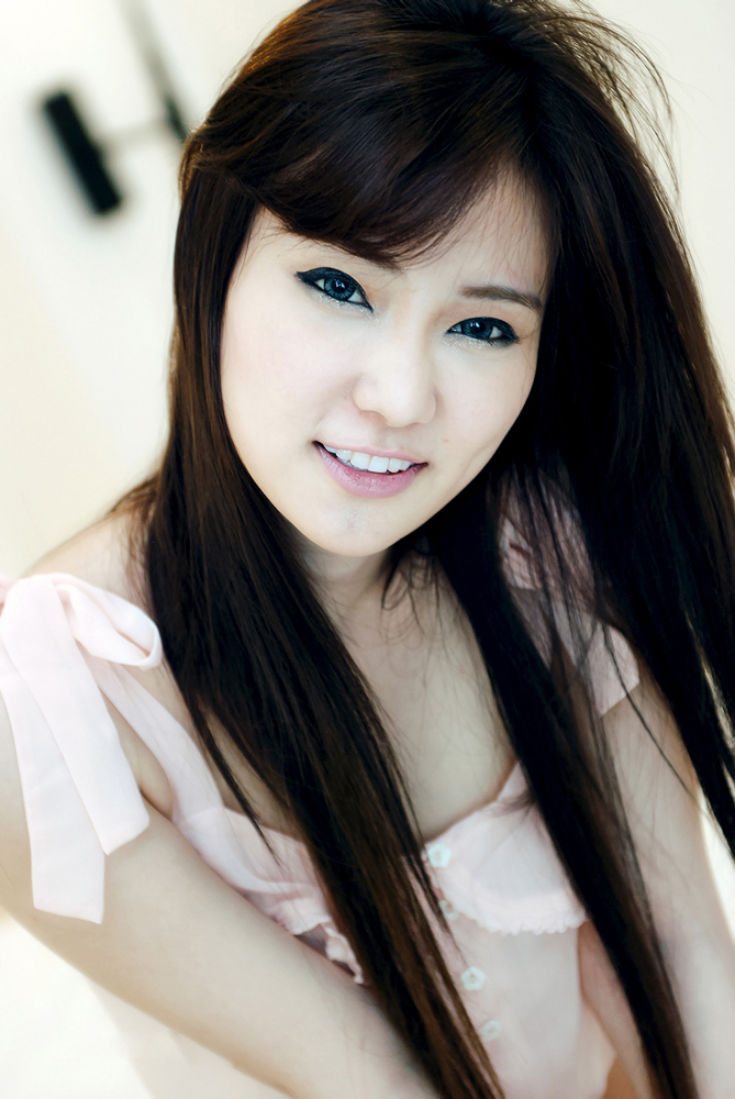 So cute smile asian lady, she so beautiful