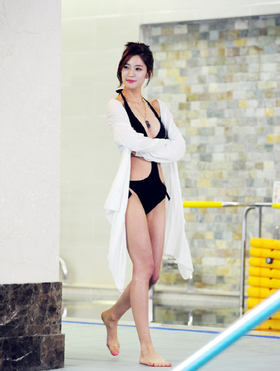 Lee Sung Min Korean Super Star lady with black swimming bikini