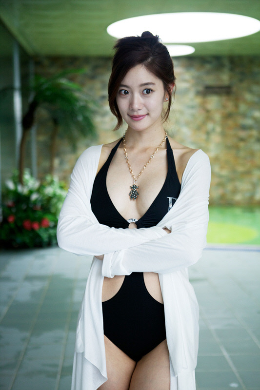 Lee Sung Min Korean Super Star lady with black swimming bikini