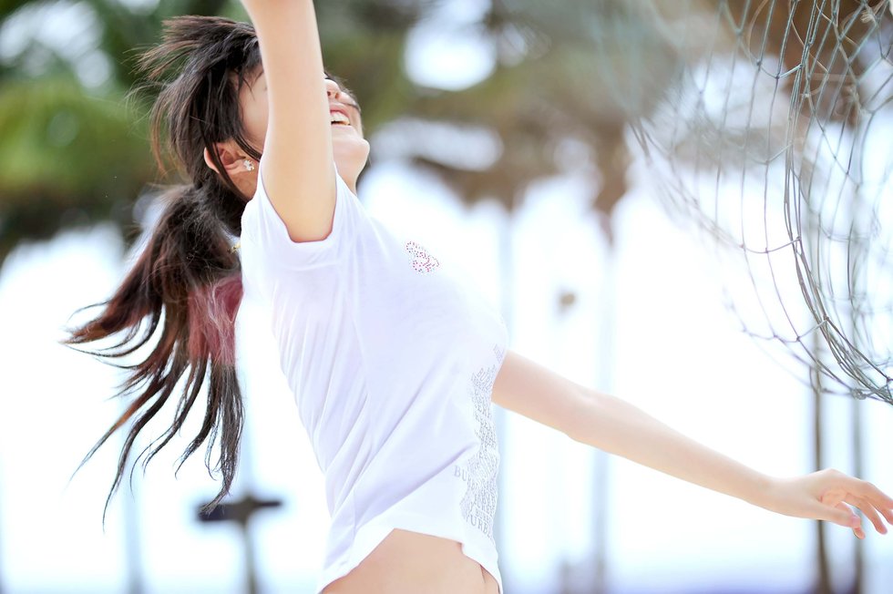 Di Bao Bei Meng playing Volleyball with hot bikini on the beach