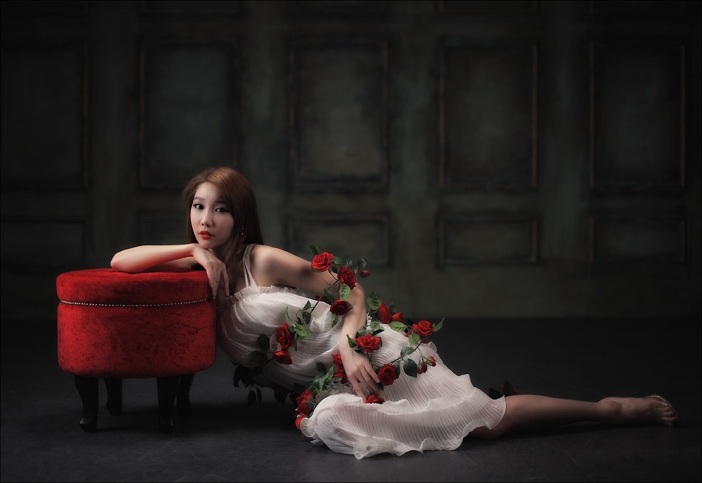 Go Jung Ah Korean lady in white maxi and red roses.