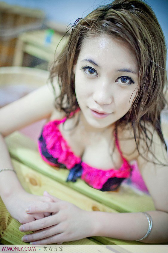Chinese lady with pink underwear , photos of beautiful breasts MM bathroom