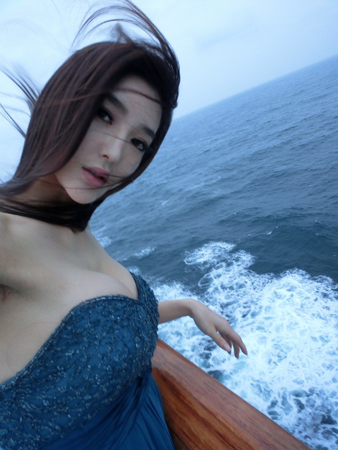 Li Ying Zhi Chinese Cute Lady on Big Beautiful Boat