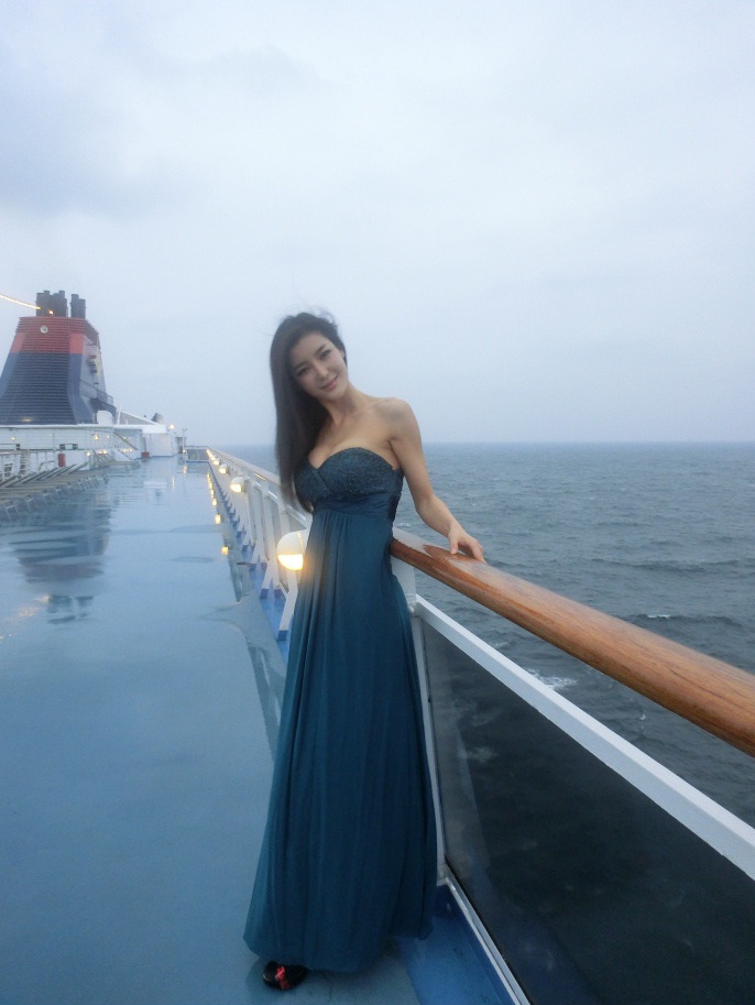 Li Ying Zhi Chinese Cute Lady on Big Beautiful Boat