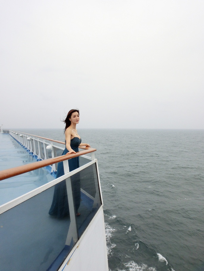 Li Ying Zhi Chinese Cute Lady on Big Beautiful Boat