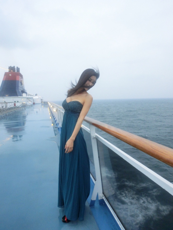 Li Ying Zhi Chinese Cute Lady on Big Beautiful Boat