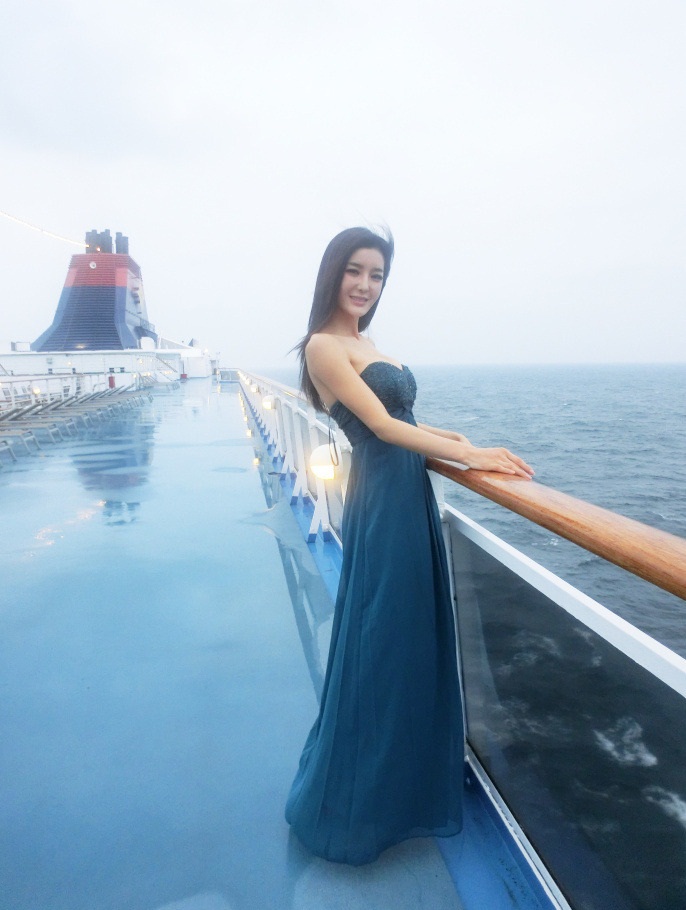 Li Ying Zhi Chinese Cute Lady on Big Beautiful Boat
