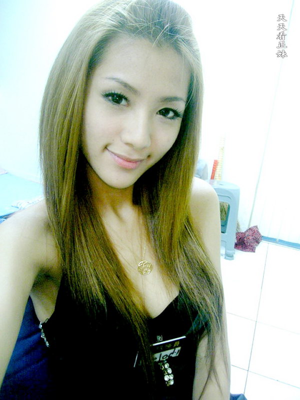 Maggie Sexy Asian Lady So Cute with Her self-photo