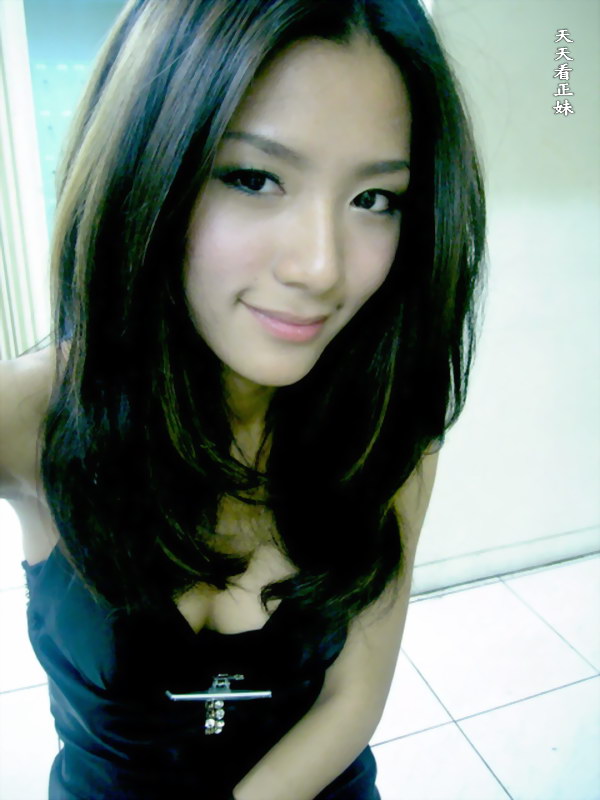 Maggie Sexy Asian Lady So Cute with Her self-photo