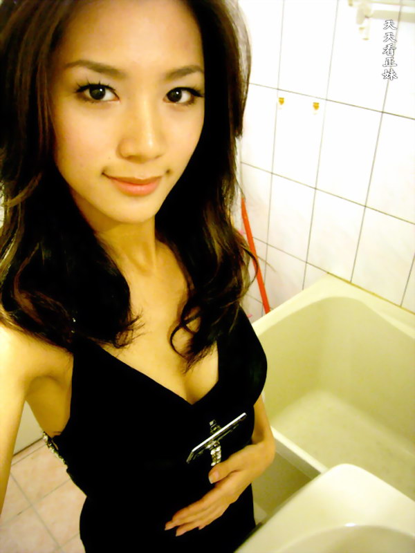 Maggie Sexy Asian Lady So Cute with Her self-photo