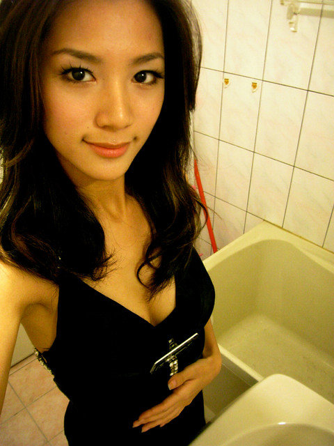 Maggie Sexy Asian Lady So Cute with Her self-photo