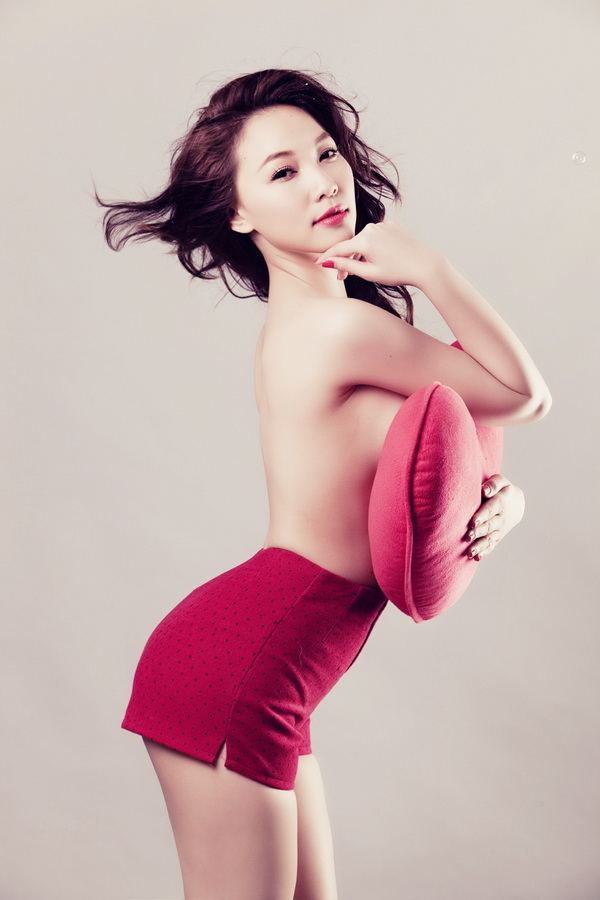 Quynh Mail Vietnamese Lady Sexy with Red Heart-shaped pillow