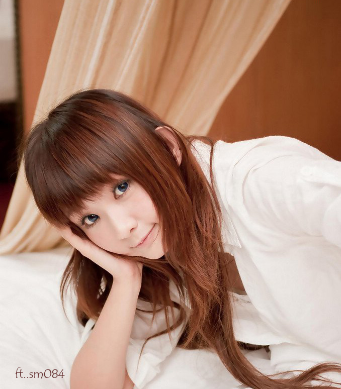 Chinese Cute Girl Eyes Glitter on The Bed