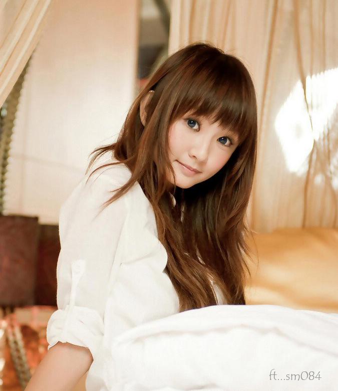 Chinese Cute Girl Eyes Glitter on The Bed