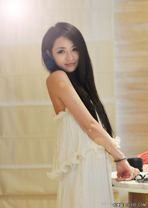 Tai Mei Sexy Asian Lady in Cute Bad-Girl Style Photo