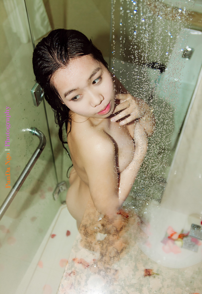 Vietnamese Sexy Lady Nude Bathing Style So Cute