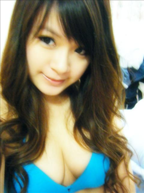 Sasa Akane Cute Student with Her Privacy Self-photo